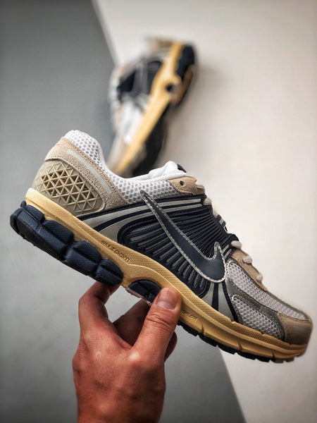NIKE ZOOM Vomero 5