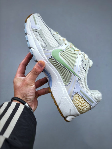 NIKE ZOOM Vomero 5
