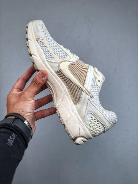 NIKE ZOOM Vomero 5