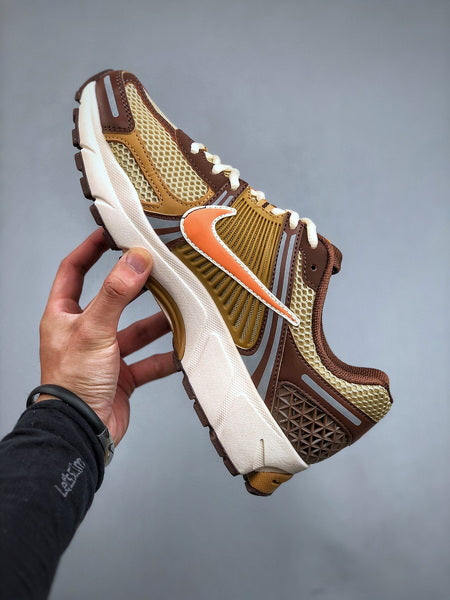 NIKE ZOOM Vomero 5