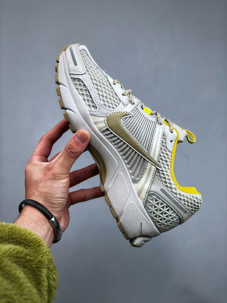 NIKE ZOOM Vomero 5