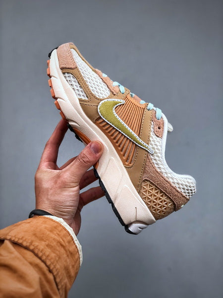 NIKE ZOOM Vomero 5