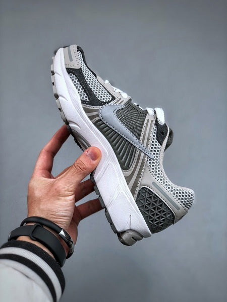 NIKE ZOOM Vomero 5