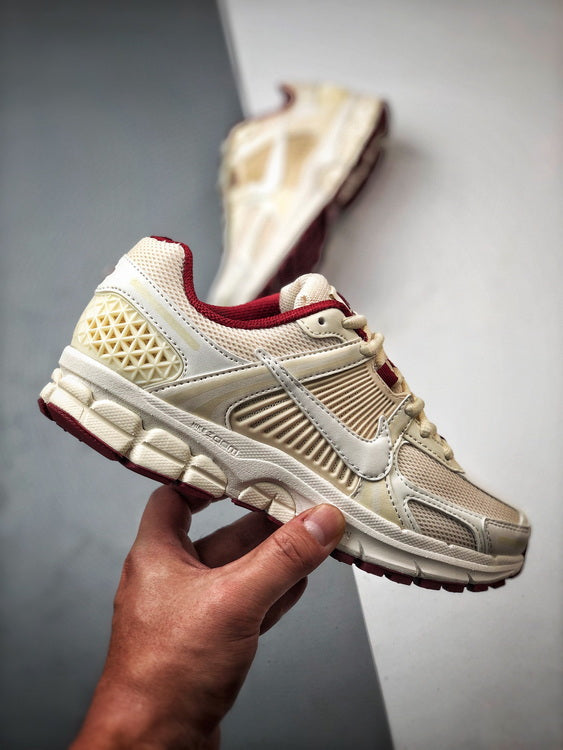 NIKE ZOOM Vomero 5 SAINT VALENTIN