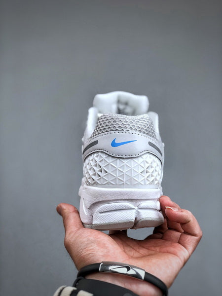 NIKE ZOOM Vomero 5