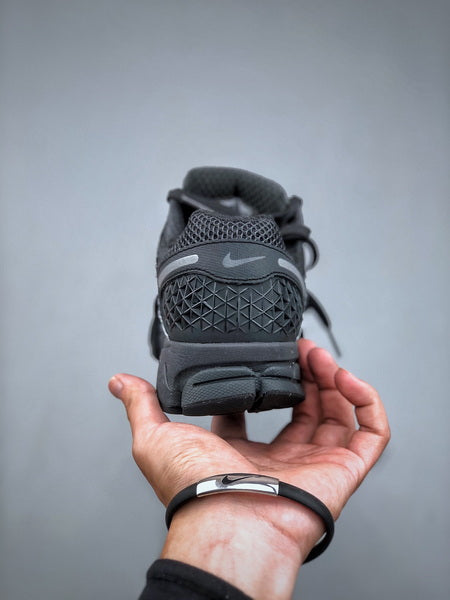 NIKE ZOOM Vomero 5