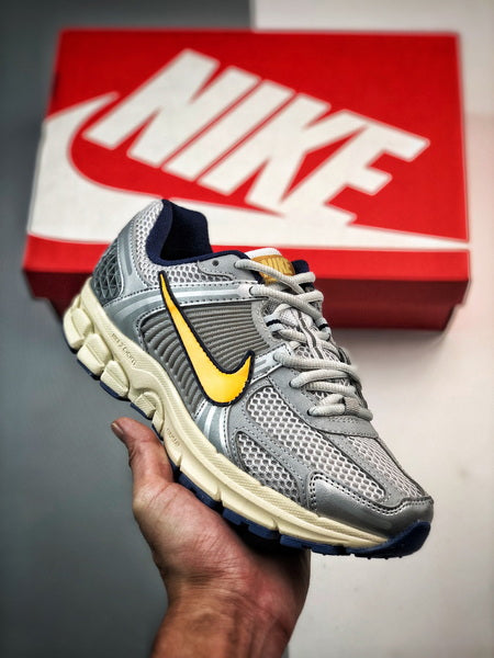 NIKE ZOOM Vomero 5
