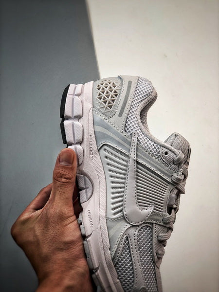 NIKE ZOOM Vomero 5