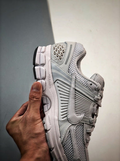 NIKE ZOOM Vomero 5