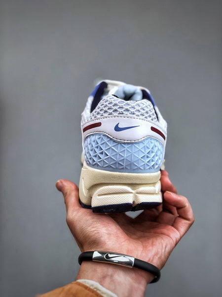 NIKE ZOOM Vomero 5