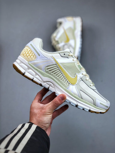 NIKE ZOOM Vomero 5