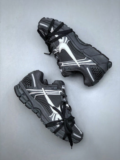 NIKE ZOOM Vomero 5