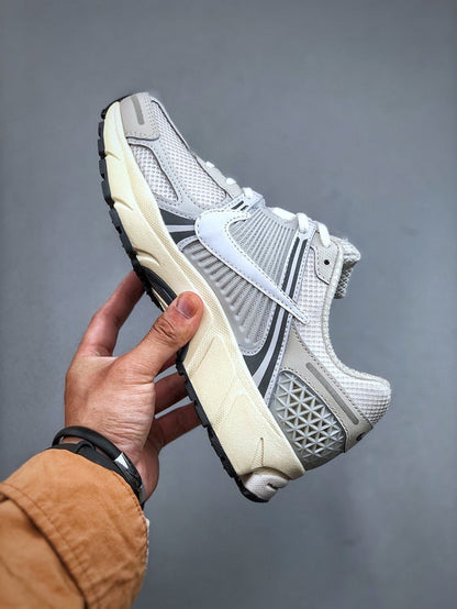 NIKE ZOOM Vomero 5