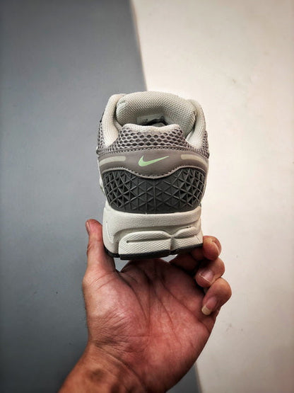 NIKE ZOOM Vomero 5