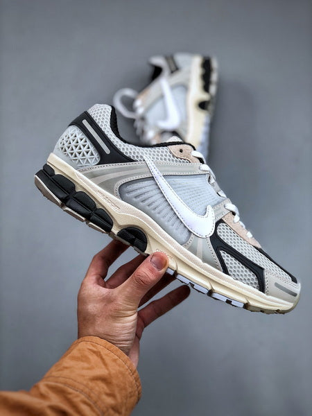 NIKE ZOOM Vomero 5