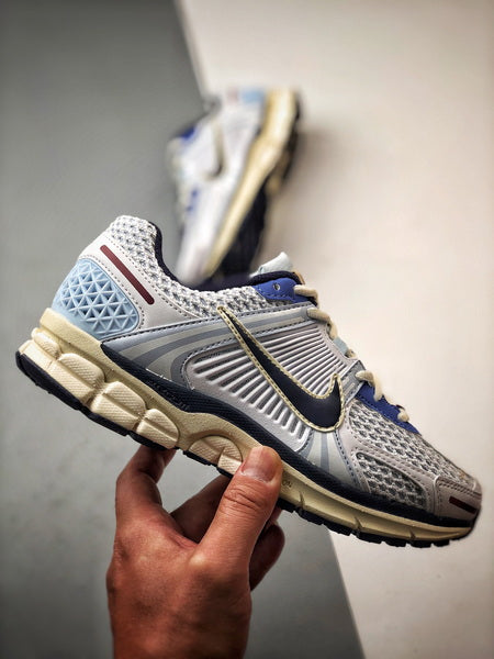 NIKE ZOOM Vomero 5