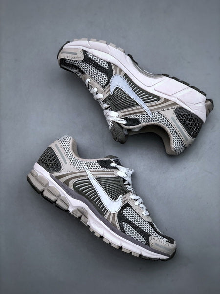 NIKE ZOOM Vomero 5