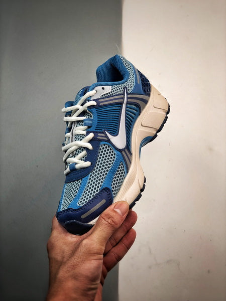 NIKE ZOOM Vomero 5