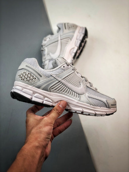 NIKE ZOOM Vomero 5