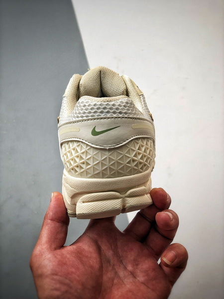 NIKE ZOOM Vomero 5