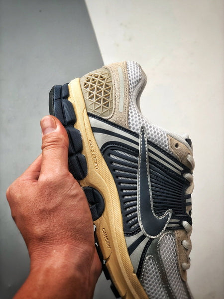 NIKE ZOOM Vomero 5
