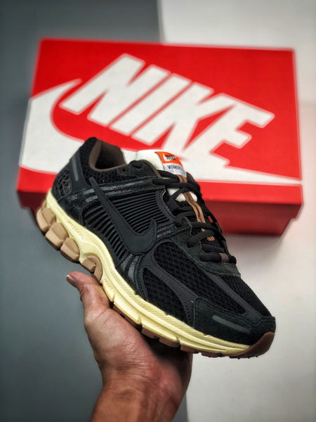 NIKE ZOOM Vomero 5