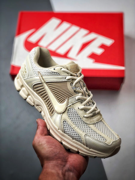 NIKE ZOOM Vomero 5