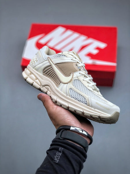 NIKE ZOOM Vomero 5