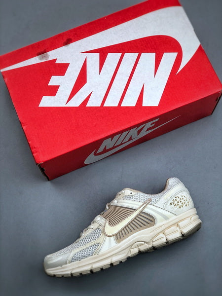 NIKE ZOOM Vomero 5