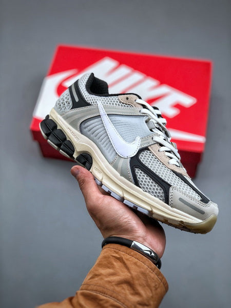 NIKE ZOOM Vomero 5