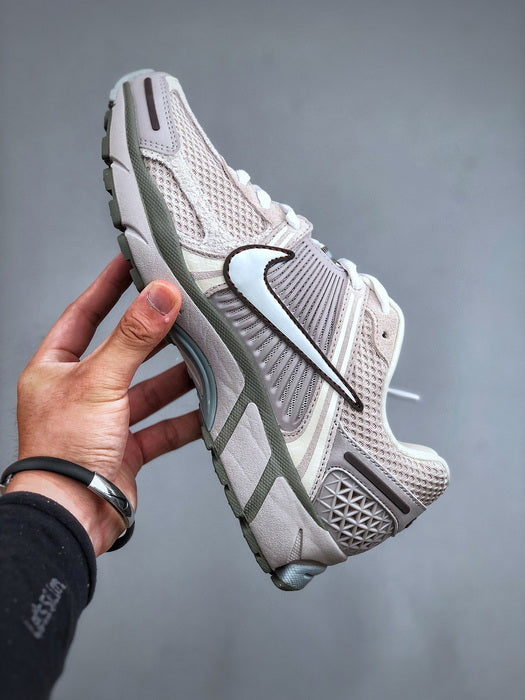 NIKE ZOOM Vomero 5