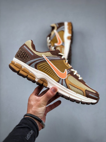 NIKE ZOOM Vomero 5