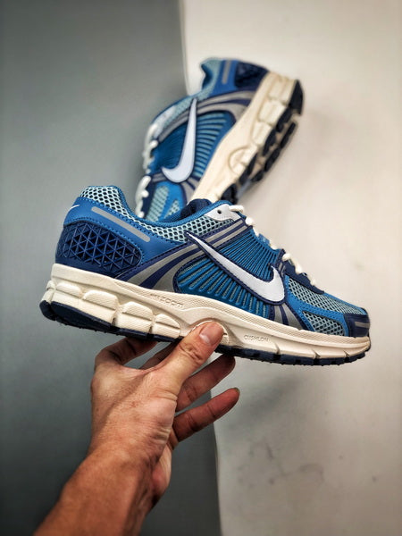NIKE ZOOM Vomero 5