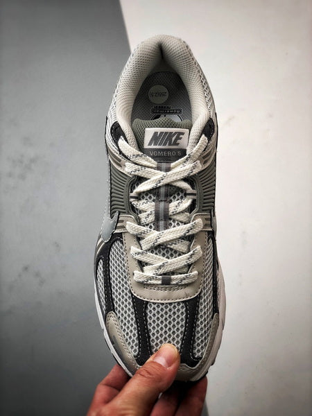 NIKE ZOOM Vomero 5