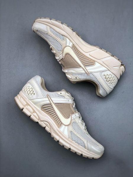 NIKE ZOOM Vomero 5