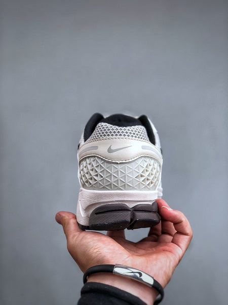 NIKE ZOOM Vomero 5