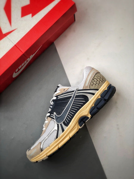 NIKE ZOOM Vomero 5