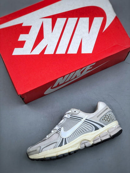 NIKE ZOOM Vomero 5