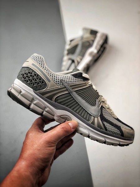 NIKE ZOOM Vomero 5