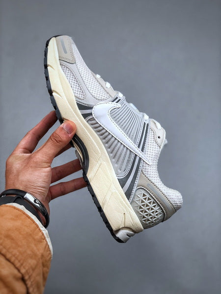 NIKE ZOOM Vomero 5