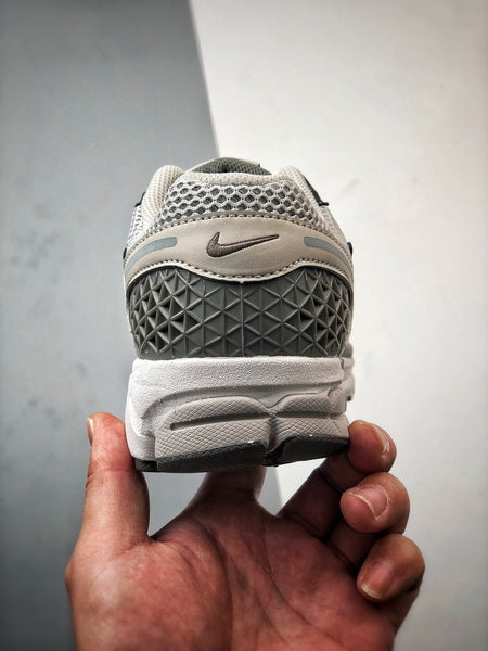 NIKE ZOOM Vomero 5