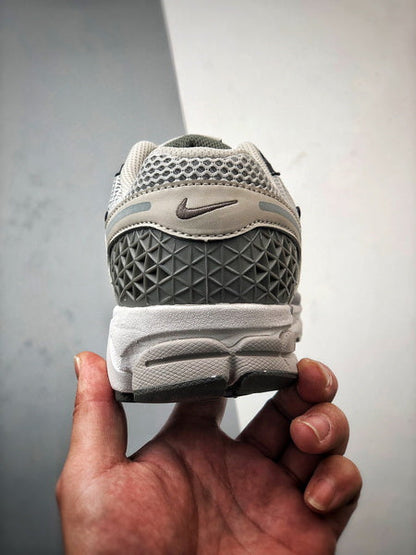 NIKE ZOOM Vomero 5