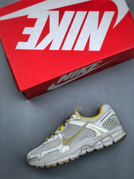NIKE ZOOM Vomero 5