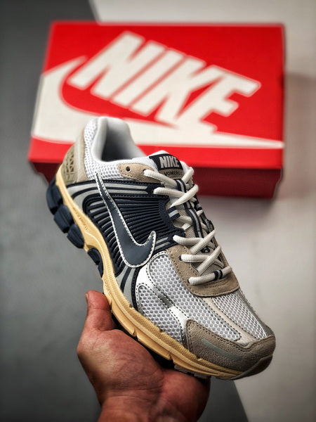 NIKE ZOOM Vomero 5