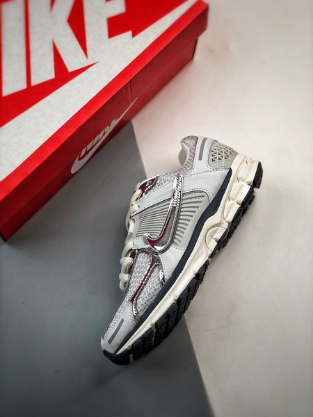 NIKE ZOOM Vomero 5