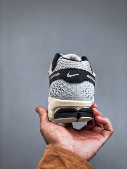 NIKE ZOOM Vomero 5