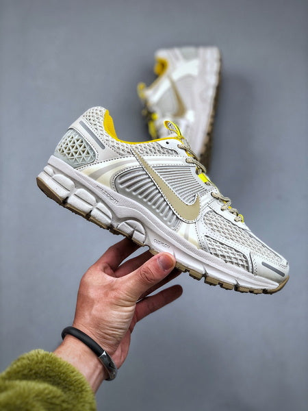 NIKE ZOOM Vomero 5