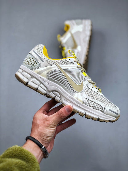 NIKE ZOOM Vomero 5