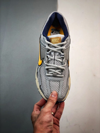 NIKE ZOOM Vomero 5
