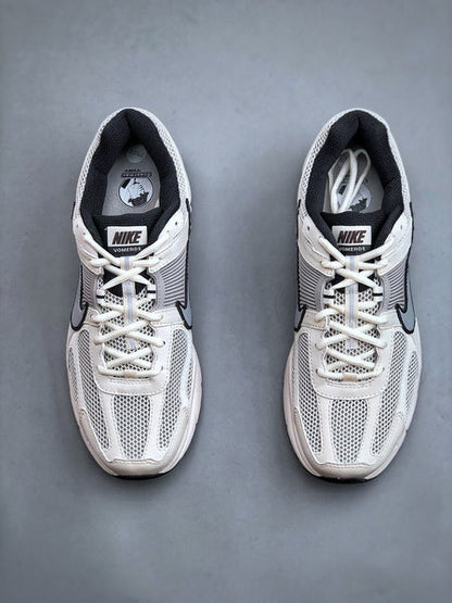 NIKE ZOOM Vomero 5